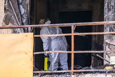 Spurensuche am Brandort: Ermittler wollen den Auslöser des verheerenden Feuers klären.