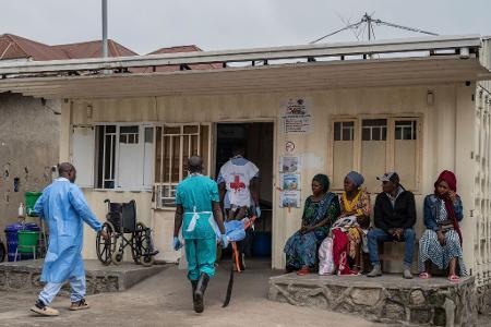 Eine verletzte Person wird in Goma in ein Krankenhaus gebracht. Die humanitäre Situation spitzte sich zuletzt weiter zu. (Archivbild)
