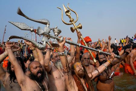 Im Zentrum des sechswöchigen Festivals stehen rituelle Waschungen an der Stelle, wo sich der Ganges und der Yamuna mit dem nur in der Mythologie existierenden Strom Saraswati vereinigen.