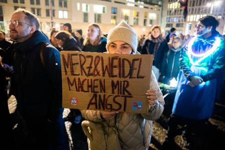 Am Vorabend der Abstimmungen im Bundestag fand in Berlin eine Kundgebung gegen die AfD und die Asylpolitik von CDU/CSU statt.