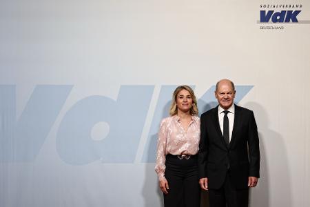 VdK-Präsidentin Verena Bentele und Kanzler Olaf Scholz im Schulterschluss