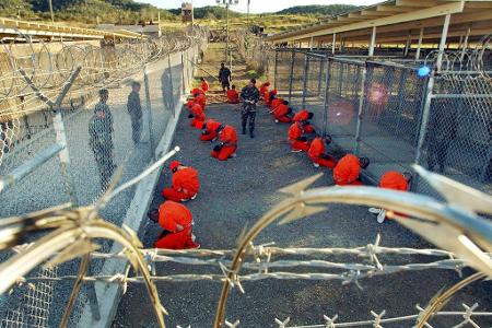 Die Rechtslage der Gefangenen in Guantánamo, ihre Haftbedingungen, Berichte über die verwendeten Verhör- und Foltermethoden führten international zu einem Aufschrei. (Archivbild)