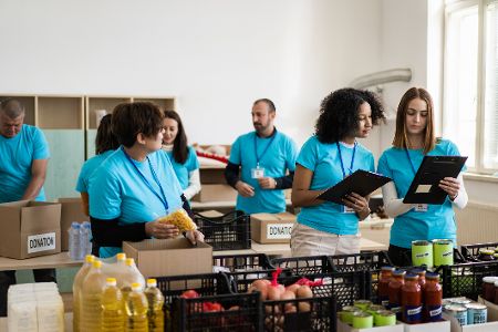 Ehrenamtliche Helfer sortieren Lebensmittelspenden