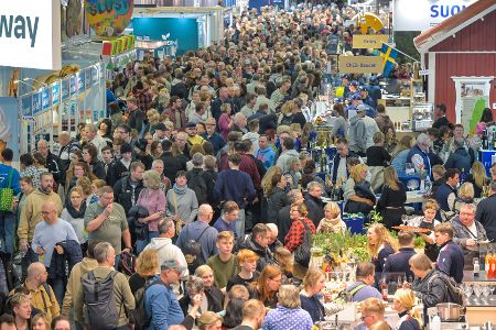 Besucher und Besucherinnen drängen sich auf der Grünen Woche