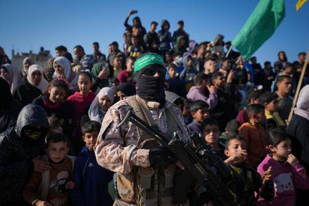 Bewaffneter Islamist vor Übergabe weiterer Geiseln im Gazastreifen. 