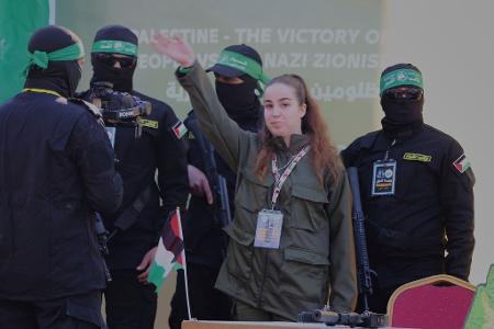 Übergabe der israelischen Soldatin Agam Berger im Gazastreifen. 