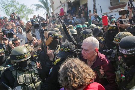 Der Deutsch-Israeli Gadi Moses bei der Übergabe im Gazastreifen.