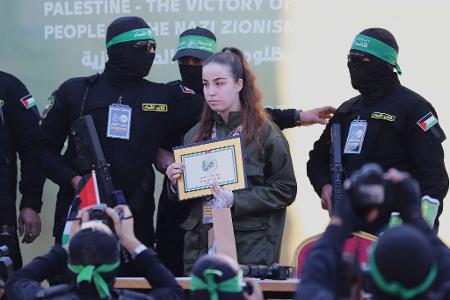 Die israelische Soldatin Agam Berger vor der Freilassung im Gazastreifen. 