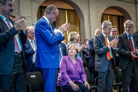Das Verhältnis von Merkel und Merz gilt als belastet. (Archivbild)