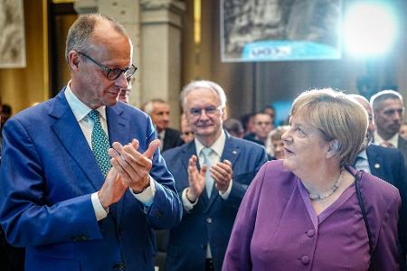 Ex-Kanzlerin Merkel distanziert sich mitten im Wahlkampf von Merz. (Archivbild)
