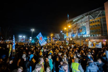In Berlin versammeln sich Menschen vor der CDU-Zentrale.