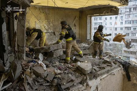 Nach dem russischen Drohnentreffer in Sumy werden mindestens neuen Tote gezählt. 