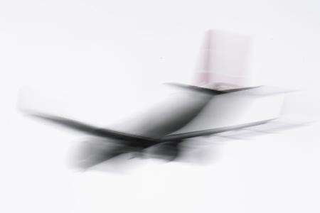Phobien erkennen und bewältigen: Angst vor dem Fliegen oder engen Räumen ist weit verbreitet, doch mit der richtigen Unterstützung lässt sich viel überwinden.