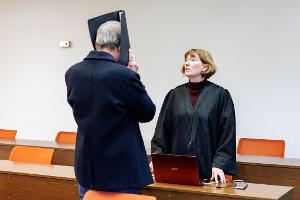 Arzt wegen Vergewaltigung von Patientinnen verurteilt - Haft