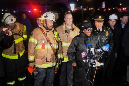 Philadelphias Bürgermeisterin Cherelle Parker teilte mit, alle sechs Menschen an Bord der Maschine seien ums Leben gekommen.