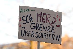 Zehntausende demonstrieren für Vielfalt und die "Brandmauer"
