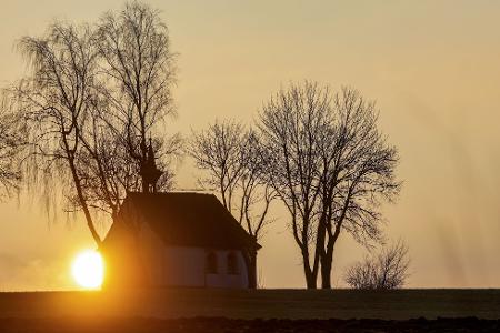 Tagsüber scheint an vielen Orten die Sonne.