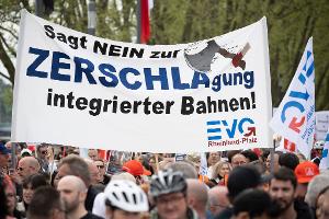 Gewerkschaft demonstriert gegen Pläne zur Bahn-Zerschlagung