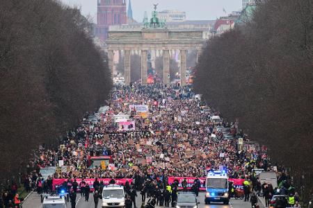 Zahlreiche Menschen demonstrieren in Berlin für die Zahlreiche Menschen demonstrieren in Berlin für die
