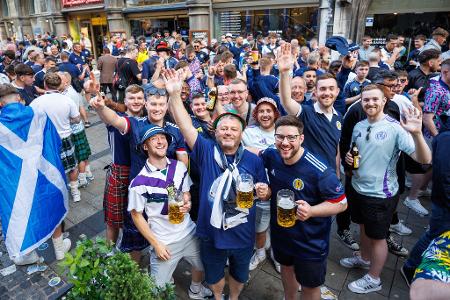 An ihnen lag es nicht: Schottische Fans lassen sich bei der Fußball-EM das Bier schmecken. (Archivbild)