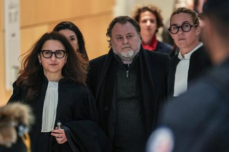 Regisseur Christophe Ruggia wurde zu vier Jahren Haft verurteilt. Das Gericht setzte zwei Jahre der Strafe auf Bewährung aus, die restliche Zeit darf Ruggia unter elektronischer Überwachung zu Hause verbringen.