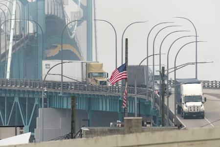 Erstmal läuft der Verkehr über die US-kanadische Grenze weiter wie bisher. (Archivbild)