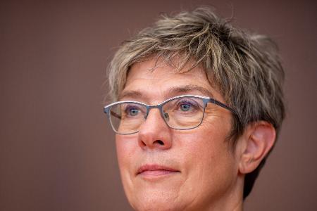 AKK wundert sich manchmal, wie lange sie ganz oben in der Politik war. (Archivbild)