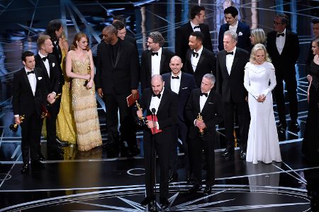 Cast von La La Land bei der Oscarverleihung auf der Bühne