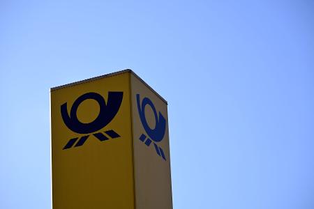 Das Posthorn-Logo ist am Kölner Briefzentrum zu sehen.