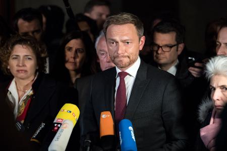 Der Familiennachzug für subsidiär Schutzberechtigte war schon 2017 bei den Sondierungsgesprächen zwischen CDU/CSU, FDP und Grünen einer von mehreren Streitpunkten gewesen. Der FDP-Vorsitzende, Christian Lindner, erklärte die Gespräche damals für gescheitert. 