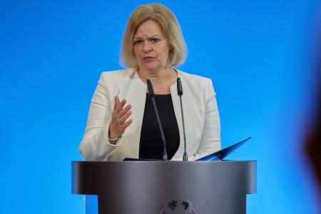 Bundesinnenministerin Nancy Faeser (SPD) war sehr zufrieden, als sich die Staaten der Europäischen Union nach jahrelangen Verhandlungen auf eine Reform ihres Gemeinsamen Europäischen Asylsystems geeinigt hatten. (Archivbild) 