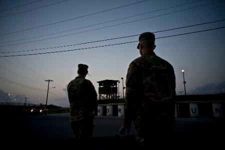 Der US-Marinestützpunkt Guantánamo Bay auf Kuba ist berüchtigt wegen eines umstrittenen Gefangenenlagers, das die Vereinigten Staaten nach den Anschlägen vom 11. September 2001 errichtet hatten. (Archivbild)