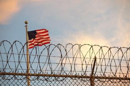 Es gibt zwar bereits seit Jahrzehnten eine kaum bekannte Einrichtung in Guantánamo Bay auf Kuba, in der Migranten festgehalten werden können. Laut US-Medien war dort in vergangenen Jahren aber nur eine verschwindend geringe Zahl von Menschen untergebracht. (Archivbild)