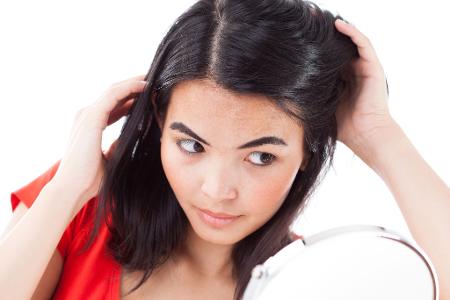 Wer seine Haare sehr heiß wäscht und föhnt, begünstigt Schuppenbildung. 