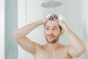 Olivenöl, Joghurt, Shampoos? Was gegen Schuppen hilft