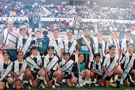 Finde den Superstar - In seiner Jugend spielt der auf Madeira geborene Cristiano zwei Jahre für Nacional Funchal. Nicht ohne Erfolg, wie dieser Schnappschuss des späteren Weltfußballers (obere Reihe 4.v.l.) zeigt.