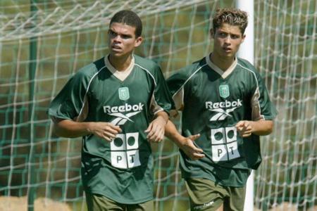 Erste Begegnung - Im Sommer 2002 stößt CR7 vom Nachwuchs zur ersten Mannschaft Sportings. Damals ebenfalls dabei: Ronaldos späterer Teamkollege Pepe (l.) - allerdings nur in der Vorbereitung. Seite an Seite kickt das Duo erst in Madrid und der Nationalmannschaft.