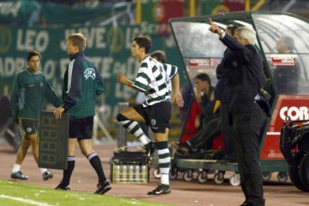 Erste Schritte auf der ganz großen Bühne - Jeder fängt mal klein an - natürlich auch Portugals Superstar, der im Rahmen der Qualifikation zur Champions-League-Saison 2002/2003 seine ersten Schritte auf der europäischen Bühne macht.
