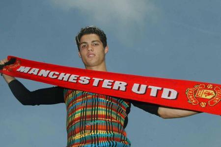 Wechsel zu United - 2003 kehrt Cristiano Ronaldo seiner portugiesischen Heimat den Rücken, um bei Manchester United anzuheuern. Dort avanciert Ronaldo schnell zum absoluten Leistungsträger und sammelt Titel um Titel.