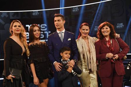 Familienmensch - Ronaldo ist auch ein Familienmensch. 2010 wird sein Sohn Cristiano Jr. geboren, im Sommer 2017 ein Zwillingspaar. Mit seiner aktuellen Frau Georgina Rodriguez hat der Fußball-Star zwei weitere Kinder.