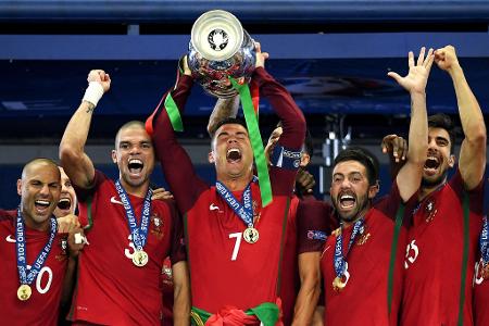 Europameister! - ... Zwölf Jahre nach der bitteren Finalpleite gegen Griechenland im eigenen Land, reckt Ronaldo doch noch den EM-Pokal nach oben - sein größter Triumph im Nationaltrikot. Inzwischen ist er alleiniger Länderspielrekordtorschütze, nach seinem 197. Einsatz für Portugal hält er zudem einen Weltrekord. Auch sechs WM-Teilnahmen sind unerreicht.