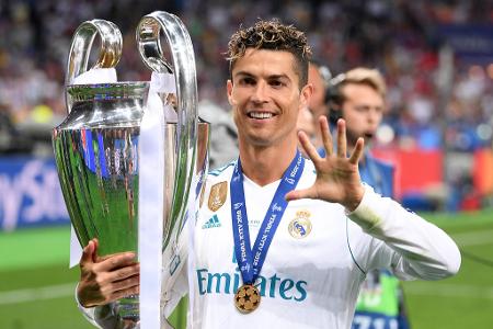 Henkelpott Nummer fünf - Schon in der darauffolgenden Saison heimst CR7 seinen nächsten Champions-League-Titel ein. Unmittelbar nach dem Erfolg lässt er jedoch die Bombe platzen und erklärt vor laufender Kamera, über einen Abschied von Real Madrid nachzudenken.