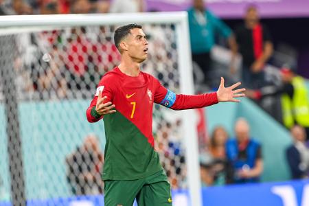 WM-Aus und der nächste Wechsel - Kurz vor der WM folgt der Knall: Nach einem Zerwürfnis mit Teammanager Erik ten Hag wird der Vertrag von Ronaldo bei ManUnited aufgelöst. In Katar fliegen die Portugiesen dann im Viertelfinale gegen Marokko raus. Es folgt der nächste spektakuläre Wechsel: zu Al-Nassr nach Saudi-Arabien.