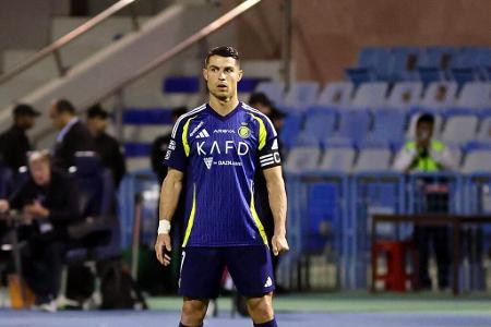 Ronaldo folgt dem ganz großen Geld - Im Alter von 37 Jahren beendet Ronaldo seine sportliche Laufbahn, so denken viele Fans in Europa. Beim saudi-arabischen Klub Al-Nassr unterschreibt er einen Vertrag bis Sommer 2025 - und streicht dafür angeblich 200 Millionen Euro ein. Für die Liga ist es nur der Auftakt: Der CR7-Deal lockt zahlreiche Stars in die Wüste.
