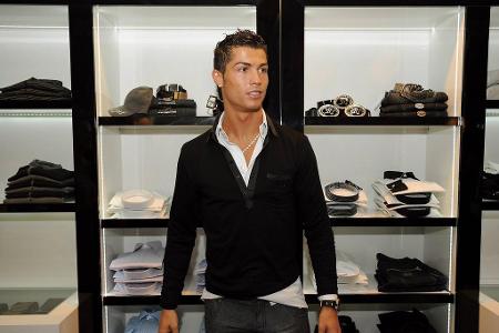Hans Dampf in allen Gassen - Weltfußballer, Boutiquebesitzer, Unterwäschemodel und und und ... Es gibt scheinbar nicht viel, was Ronaldo nicht erfolgreich meistert. Sein selbst erdachter Markenname 'CR7' ist auf dem ganzen Globus bekannt.