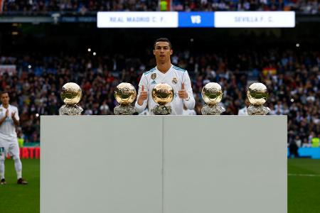 Fünf goldene Bälle - Fünfmal gewann Ronaldo bislang den Ballon d'Or: 2008, 2013, 2014, 2016 und 2017. Zusätzlich belegt er 2007, 2009, 2011, 2012 und 2015 den zweiten Platz - immer bis auf einmal hinter seinem ewigen Rivalen Lionel Messi. 2020 wurde Ronaldo in das Ballon d'Or Dream Team gewählt.