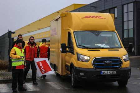 Post-Mitarbeiter am Werkstor, aber nicht auf dem Werktor. Der Grund: Sie sind im Warnstreik.