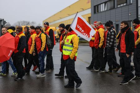 Sie wollen mehr Geld und bessere Arbeitsbedingungen: Postler im Warnstreik.