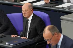 "Er hat sich verzockt, aber viel schlimmer ist, dass er gezockt hat", sagte der SPD-Kanzler, Olaf Scholz, über das Vorgehen von Unionskanzlerkandidat Friedrich Merz (CDU). (Archivbild)