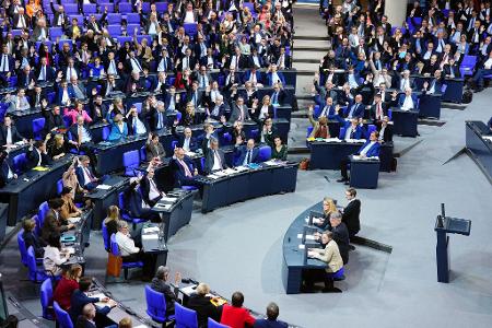 Am Freitag wurde die Bundestagssitzung für mehrere Stunden unterbrochen. Am Ende gab es aber doch keine Einigung zwischen Union, FDP, Grünen und SPD. Schließlich kam es zur Abstimmung über das 